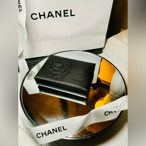 “Host Pick” VTG CHANEL COLLECTIBLE JEWELRY CASE - Picture 4 of 9